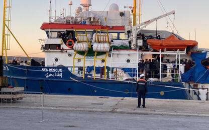 Migranti, iniziate le procedure di sbarco della Sea Watch 3 a Pozzallo