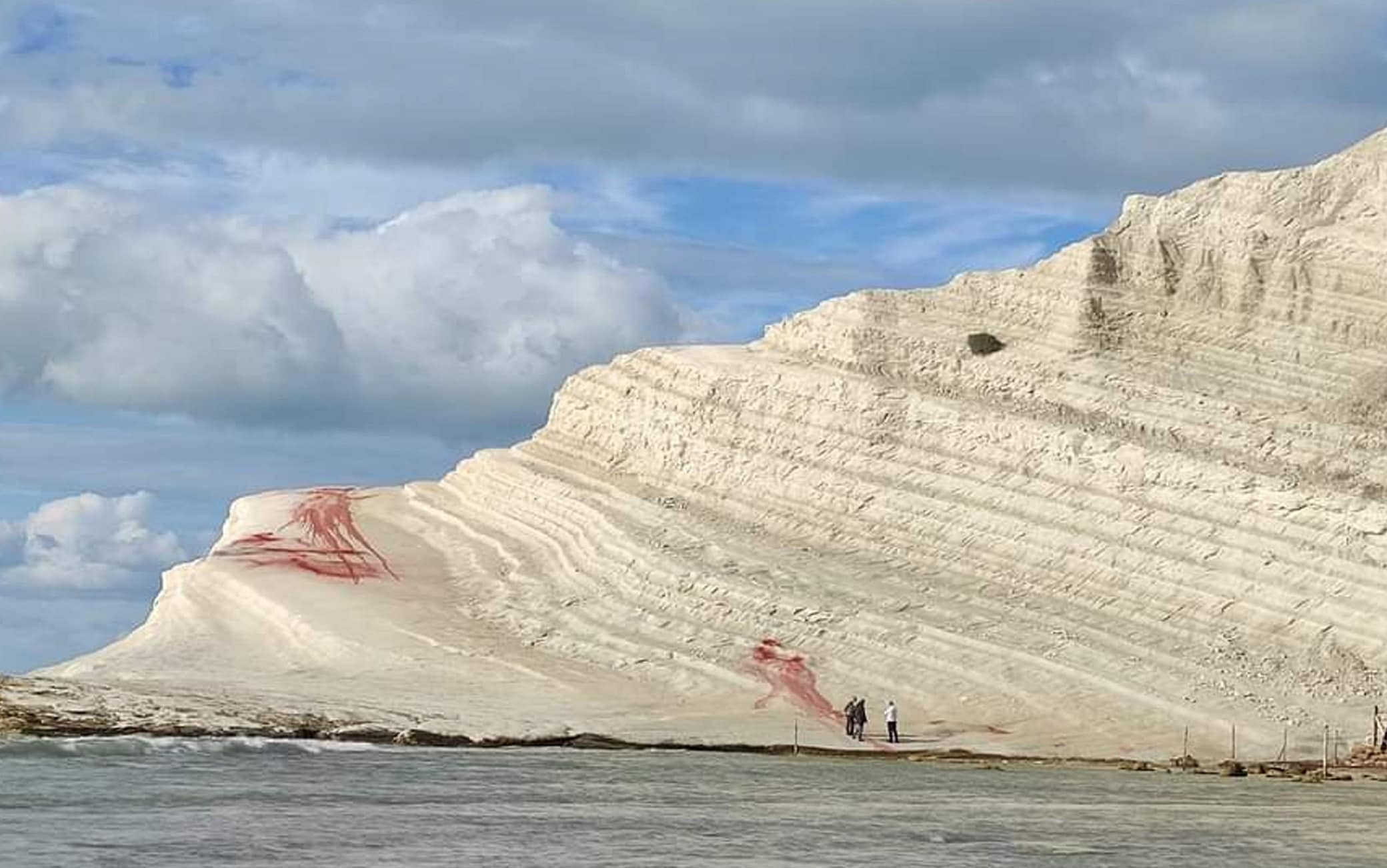 La polvere rossa da intonaco sulla  marna bianca che ha  deturpato la Scala dei Turchi ad Agrigento, 8 gennaio 2022.ANSA/ MIMMO TROVATO
