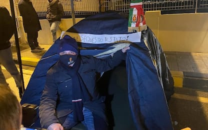 Covid Sicilia, prima notte in tenda per sindaco di Messina