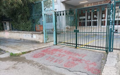 Palermo, scritta no vax davanti una scuola: “I bambini non si toccano”