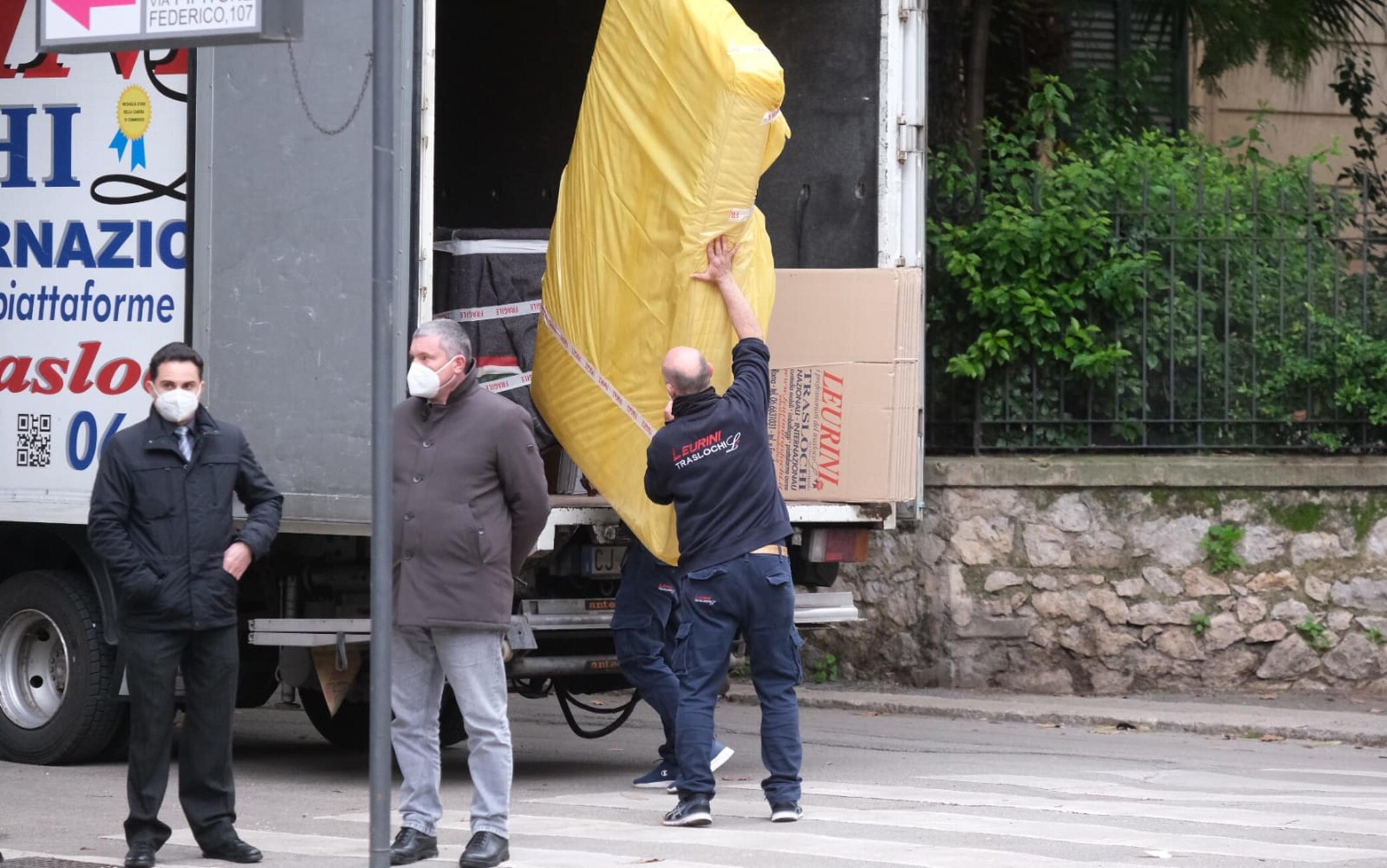 Il trasloco dalla casa di via Libertà a Palermo È in corso, a Palermo, il trasloco del Presidente della Repubblica Sergio Mattarella, 24 gennaio 2022. Davanti alla sua casa di via Libertà sono al lavoro operai di un'impresa specializzata di Roma che sta caricando mobili e suppellettili su un loro camion per portarli nella nuova abitazione del Capo dello Stato nella Capitale.
ANSA/ IGOR PETYX