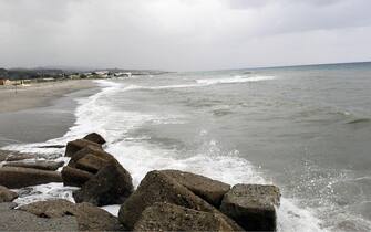 panama 20091018 - ( MESSINA ) - WEA: MALTEMPO: ISOLATE EOLIE, TURISTI BLOCCATI. Mareggiata oggi 18 ottobre 2009 sul lungomare di Ortoliuzzo, alla periferia di Messina. A causa del mare agitato e'isolato l'arcipelago delle Eolie: Stromboli, Panarea, Alicudi, Filicudi, Ginostra, Salina. Sono collegate, solo attraverso corse dei traghetti, le isole di Vulcano e Lipari. Per il maltempo sono state rinviate le gare del campionato di calcio diterza categoria e diversi turisti sono rimasti bloccati nelle isole. FRANCESCO SAYA / ANSA / LI