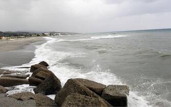 20091018 -  ( MESSINA ) - WEA: MALTEMPO: ISOLATE EOLIE, TURISTI BLOCCATI.  Mareggiata oggi 18 ottobre 2009 sul lungomare di Ortoliuzzo, alla periferia di Messina. A causa del mare agitato e'isolato l'arcipelago delle Eolie: Stromboli, Panarea, Alicudi,  Filicudi, Ginostra, Salina. Sono collegate, solo attraverso corse dei traghetti, le isole di Vulcano e Lipari. Per il maltempo sono state rinviate le gare del campionato di calcio diterza categoria e diversi turisti sono rimasti bloccati nelle isole.        FRANCESCO SAYA / ANSA / LI