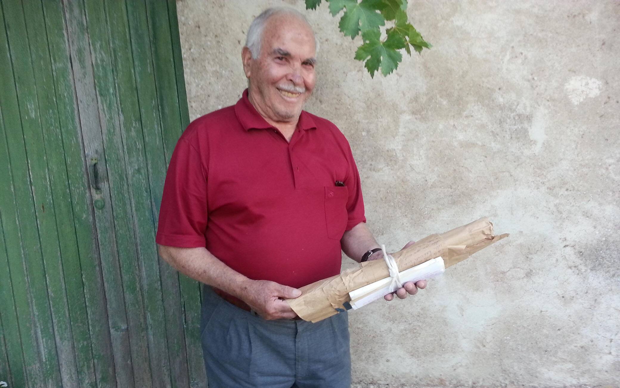 Carmelo Campanella e il suo "papiro". Ragusa, 25 febbraio 2015. ANSA/CHIARA OTTAVIANO