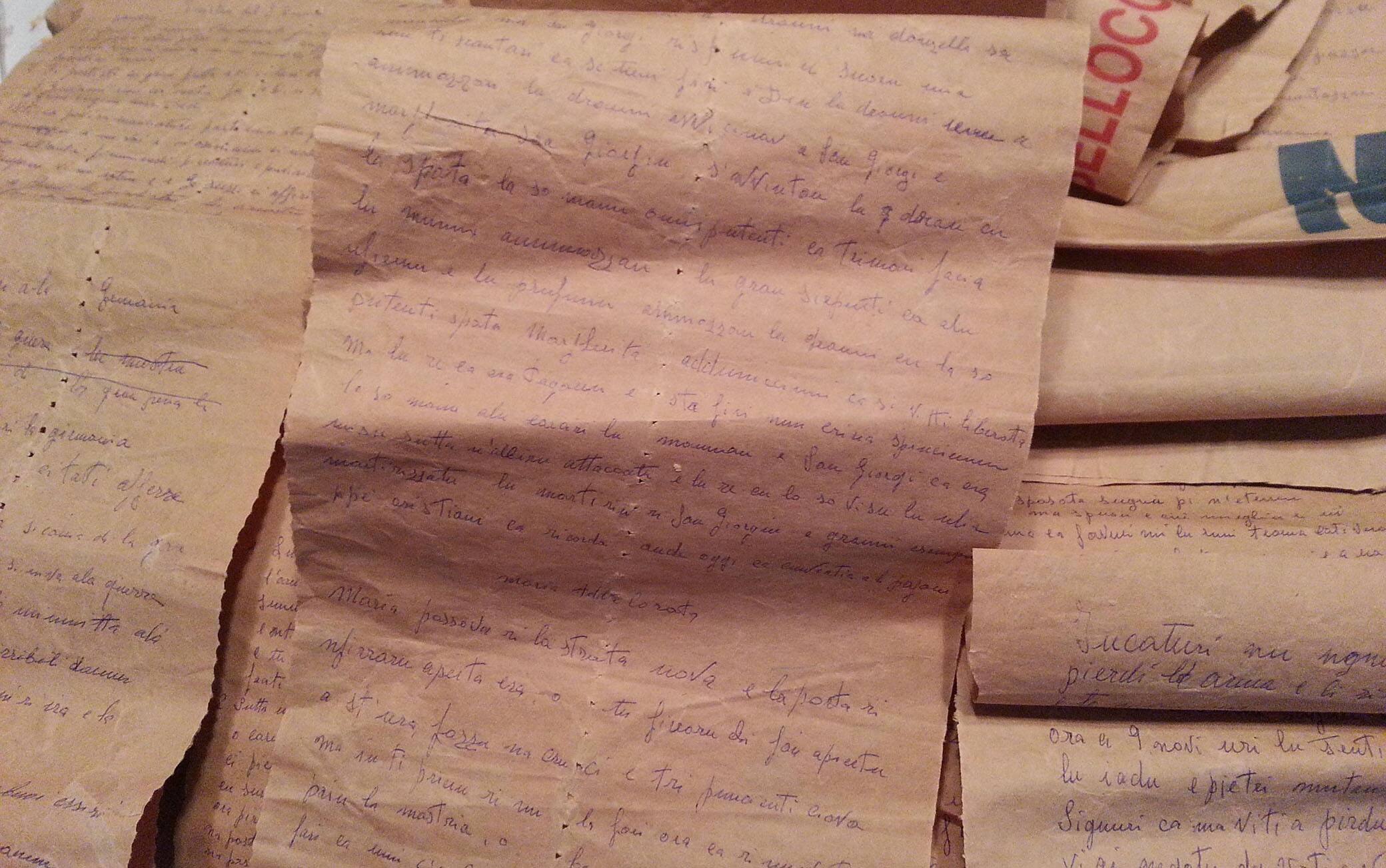 Le prime trascrizioni dei "cunti" di Carmelo Campanella sulle striscie di carta ricavate dai sacchi di mangimi. Ragusa, 25 febbraio 2015. ANSA/CHIARA OTTAVIANO
