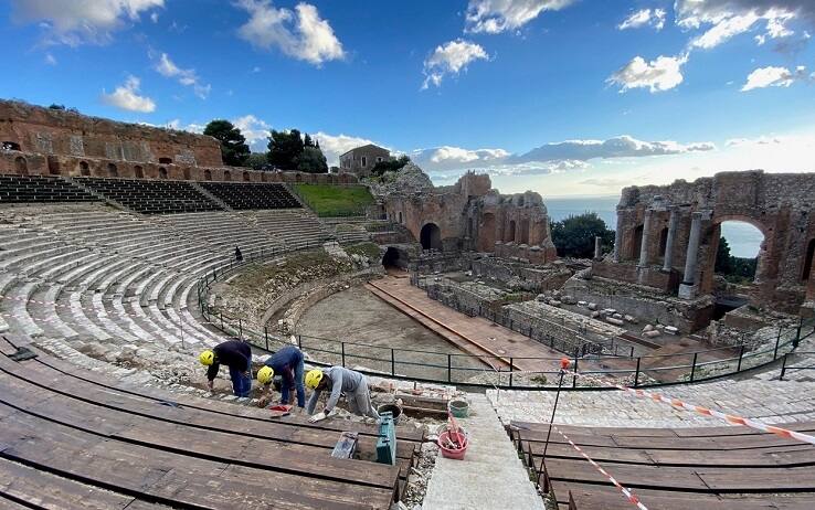 Gli operai al lavoro per il restauro delle gradinate del Teatro Antico di Taormina