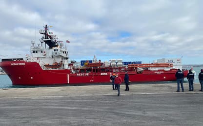 Migranti, Ocean Viking approdata a Pozzallo: 247 persone a bordo