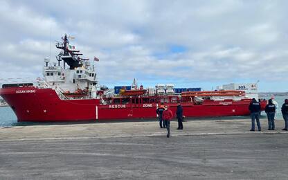 Migranti, Ocean Viking approdata a Pozzallo: 247 persone a bordo