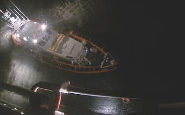 Un frame tratto dal video fornito dalla Guardia Costiera mostra un momento delle operazioni di soccorso ad un barcone con 83 migranti a bordo che era in avaria a circa 75 miglia al largo di Siracusa, 27 Aprile 2022. ANSA/US GUARDIA COSTIERA