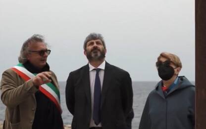 Il presidente della Camera Roberto Fico in visita a Lampedusa. VIDEO