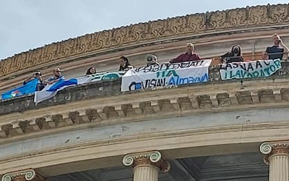 Palermo, commessa call center Ita: protesta lavoratori su tetto teatro