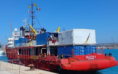 Migranti, 58 persone sbarcate al porto di Pozzallo
