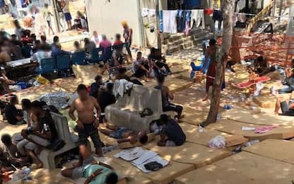 Migranti, continuano gli sbarchi a Lampedusa: in 1.500 nell’hotspot