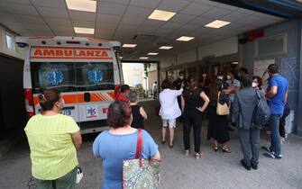 L'arrivo al Policlinico dei genitori del piccolo morto a sharm tra i parenti ad accoglierli il nonno, 08 Luglio 2022 Palermo. ANSA / IGOR PETYX