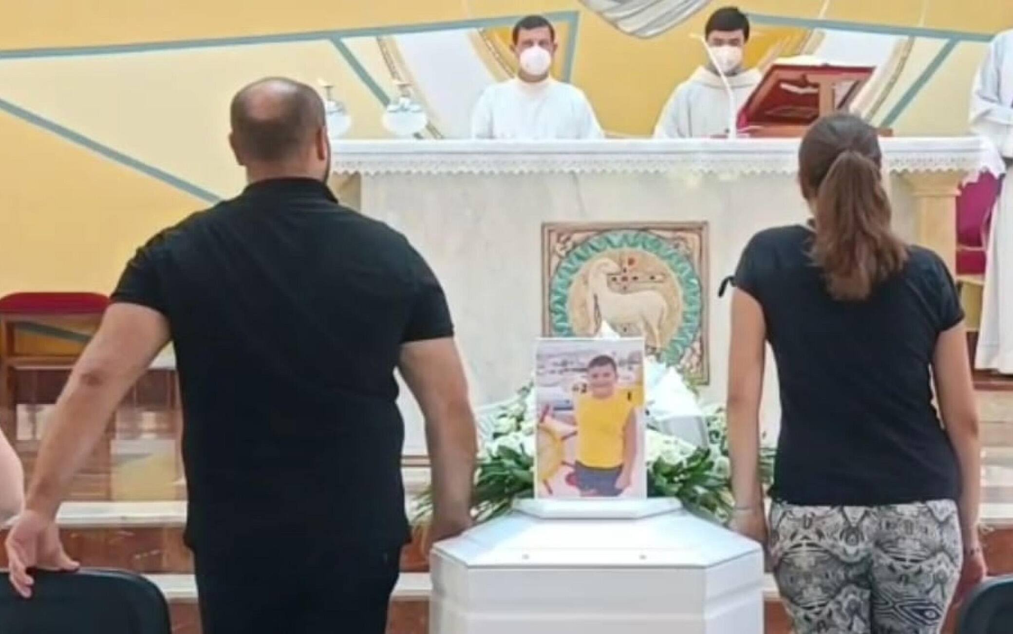 La mamma e il papà dietro alla bara bianca del figlio Andrea Mirabile, morto a 7 anni, il 2 luglio, a Sharm el sheikh mentre era in vacanza con i genitori, durante i funerali nella chiesa di San Basilio a Palermo, 16 luglio 2022.
ANSA/Ignazio Marchese