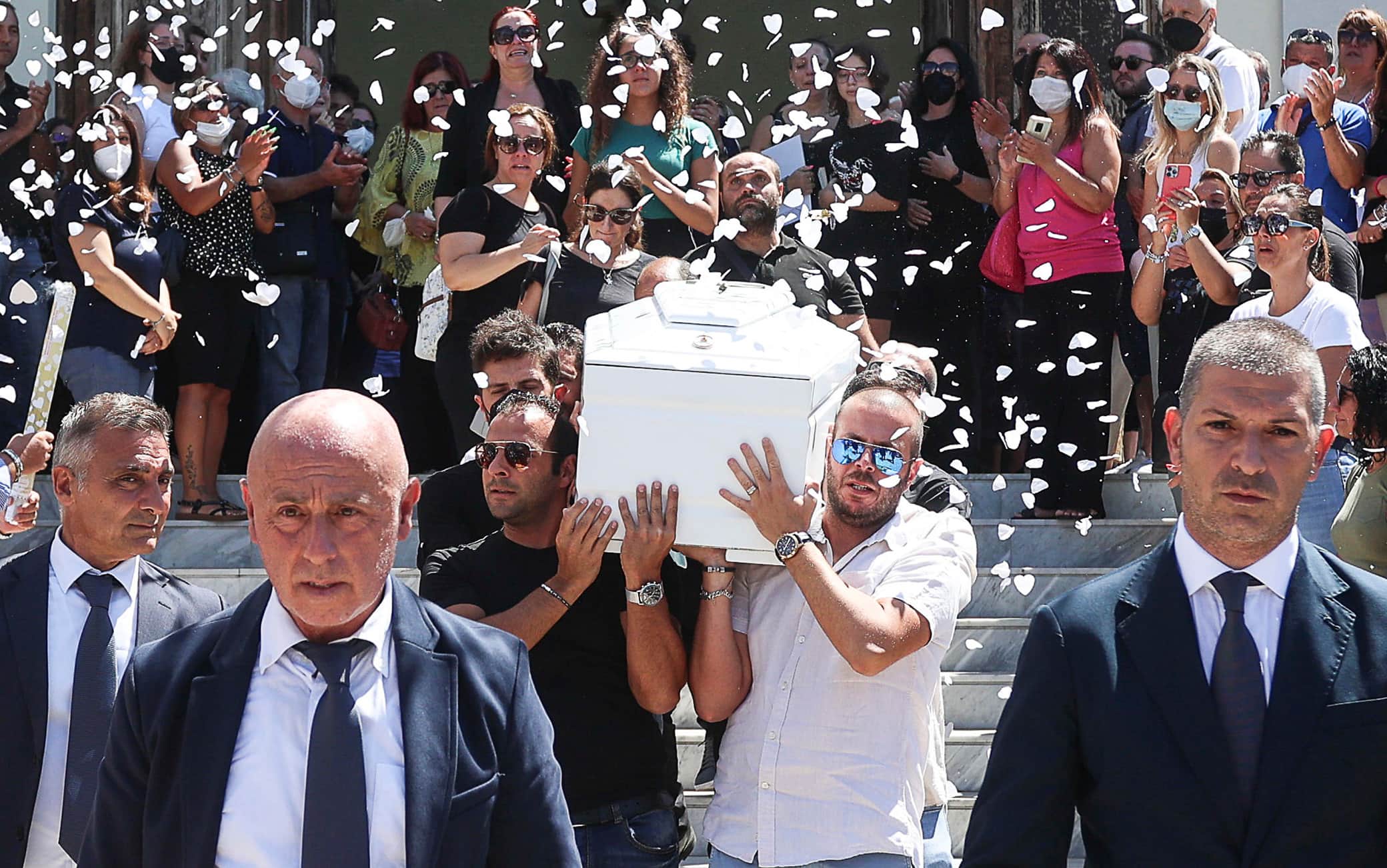 I funerali di Andrea Mirabile, morto a 7 anni mentre era in vacanza con i genitori a Sharm el sheikh , nella chiesa di san Basilio, Palermo 16  luglio 2022 . ANSA/ IGOR PETYX