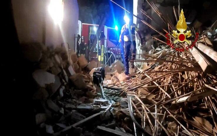 Intervento dei vigili del fuoco dopo l'esplosione nell'abitazione a Scicli, 17 agosto 2022. 
ANSA/VIGILI DEL FUOCO/EDITORIAL USE ONLY NO SALES