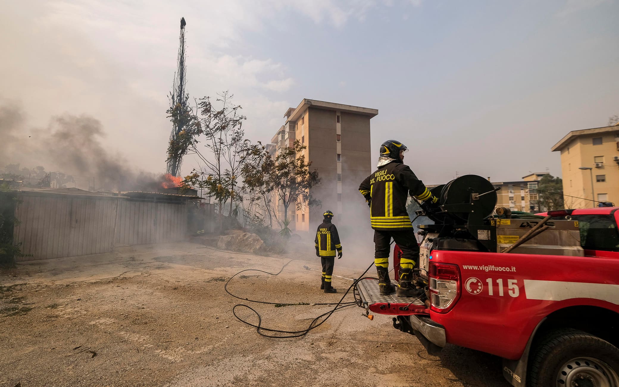 The fire that broke out in the Borgo Nuovo district licks the houses, in Palermo, Sicily island, southern Italy, 18 August 2022. ANSA / IGOR PETYX