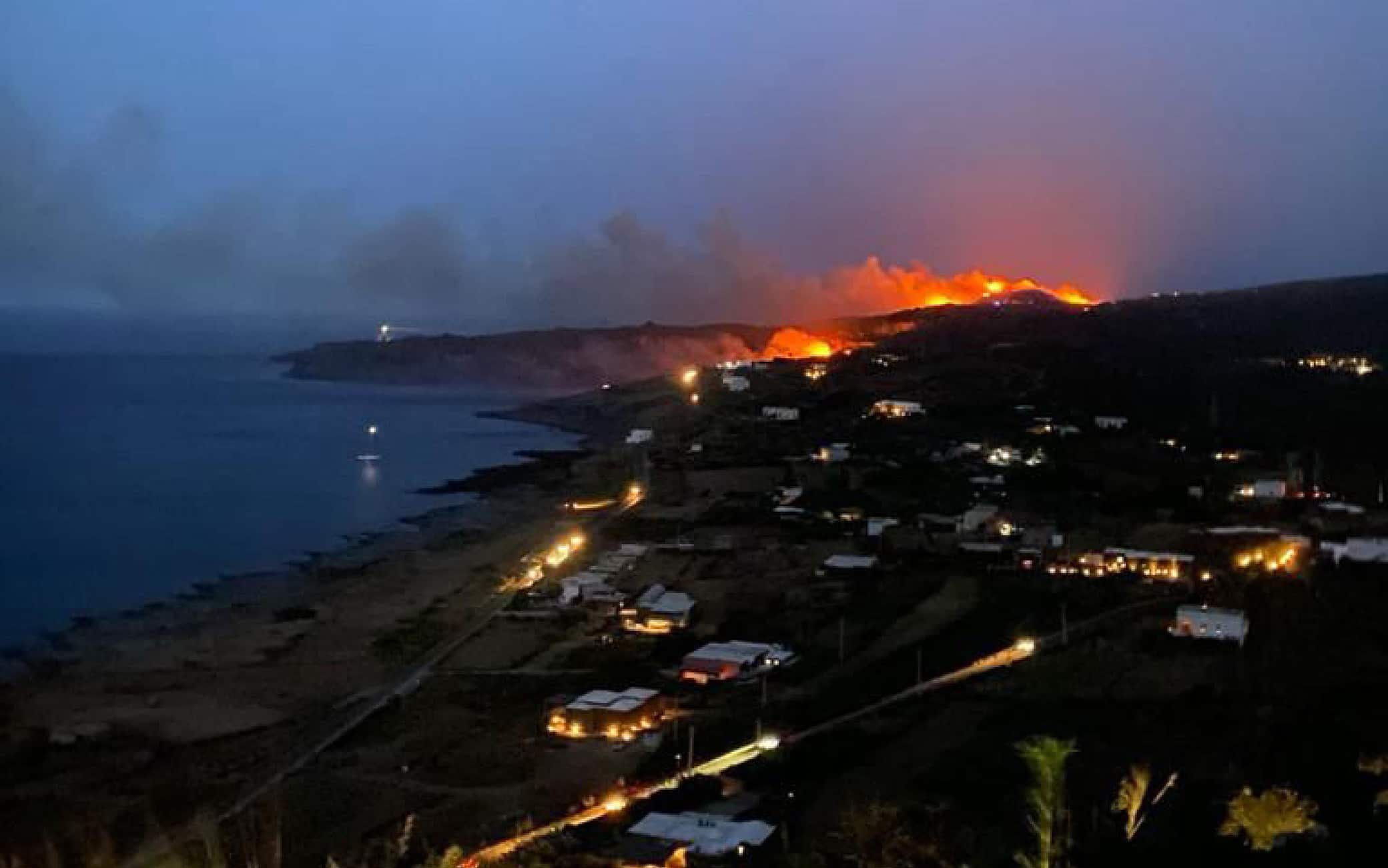 L''incendio scoppiato a Pantelleria da alcune ore impegna i forestali sono impegnati sul versante nord della Cuddia di Gadir. I volontari comunali, invece, stanno operando sul versante mare, 17 agosto 2022.ANSA