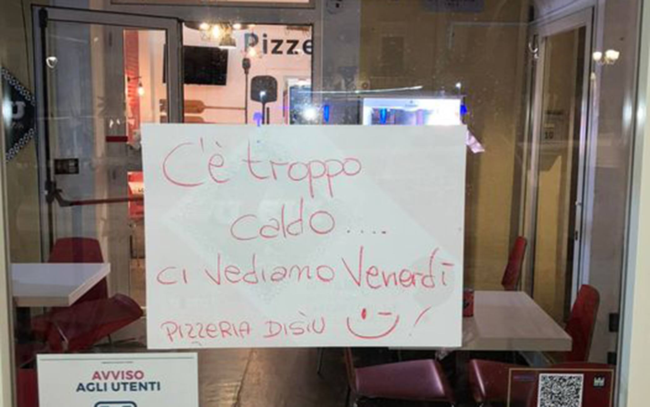 Il cartello appeso alla vetrina del ristorante a Palermo