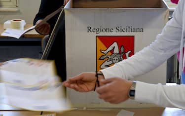 Le operazione di spoglio delle schede per le elezioni regionali in Sicilia, in un seggio di Caltanissetta, 6 novembre 2017.
ANSA / CIRO FUSCO