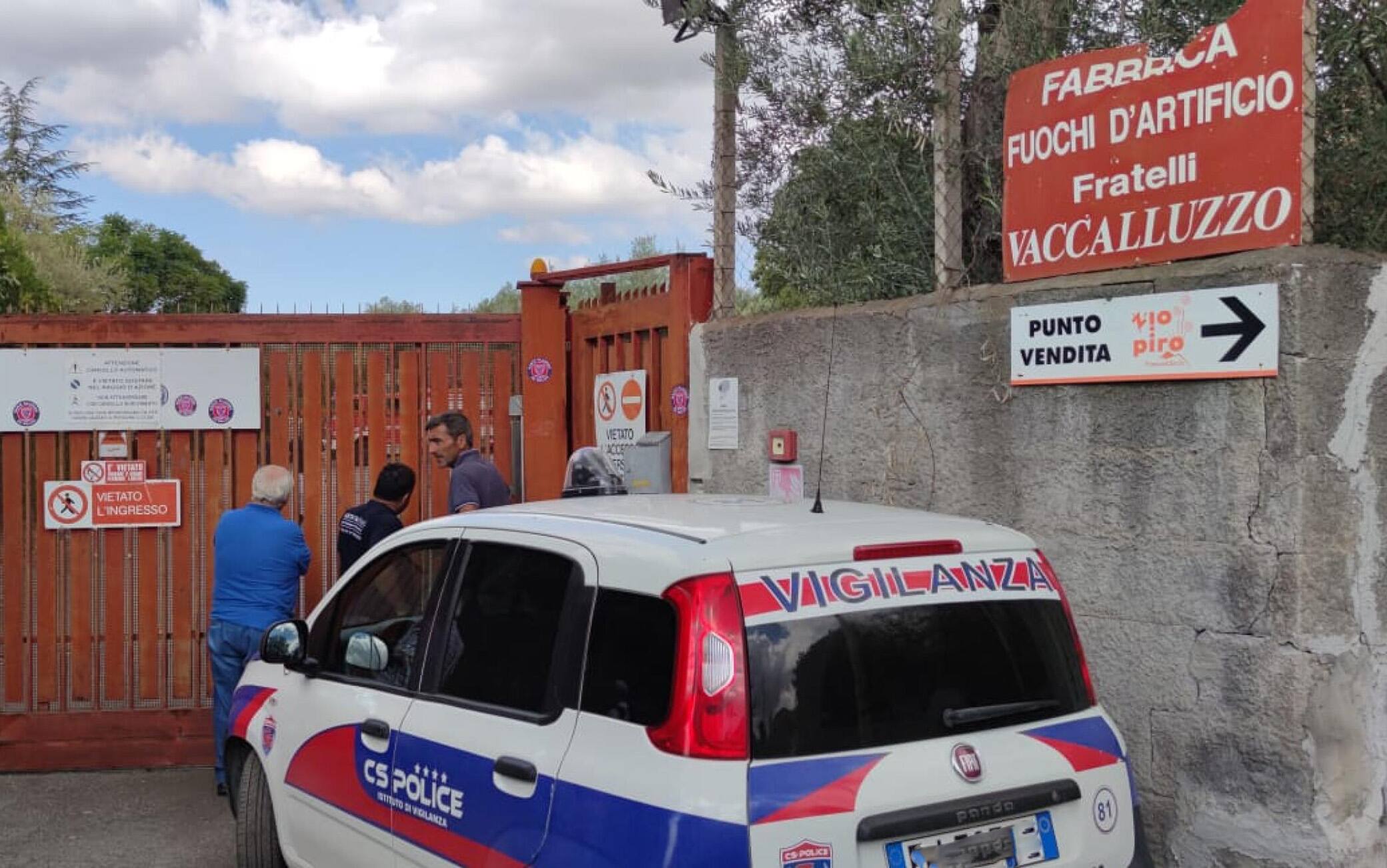 Una persona è morta in una esplosione avvenuta stamane intorno alle 7.30 a Belpasso (Catania) nella fabbrica di fuochi d'artificio Vaccalluzzo. All'esplosione non è seguito un incendio. Sono intervenuti i Vigili del fuoco per i necessari accertamenti e la messa in sicurezza.
ANSA