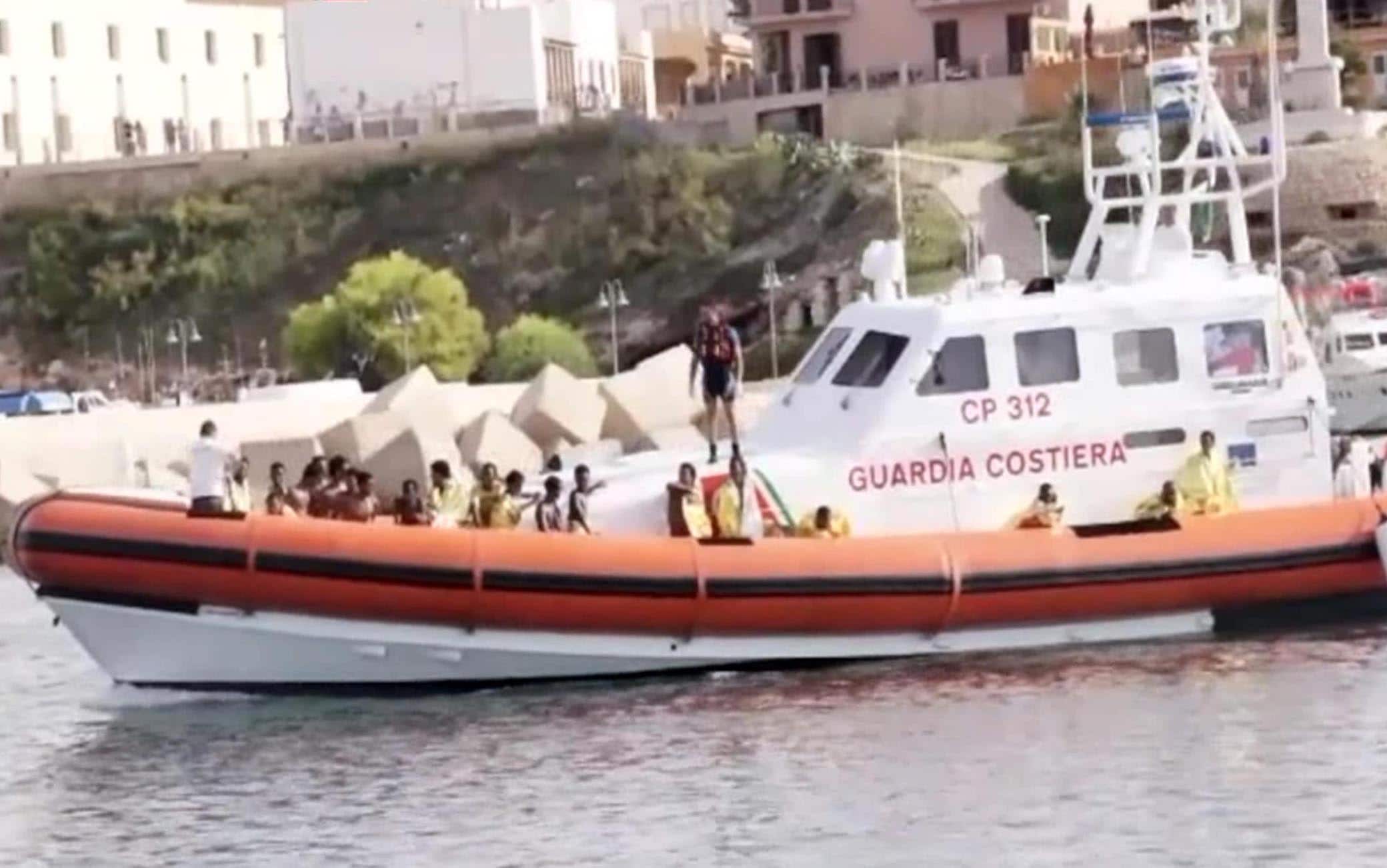 Un fermo immagine da un video della Guardia Costiera sulle attività delle motovedette in soccorso dei superstiti del naufragio, Lampedusa, 3 ottobre 2013. ANSA / US GUARDIA COSTIERA ++NO SALES EDITORIAL USE ONLY++

