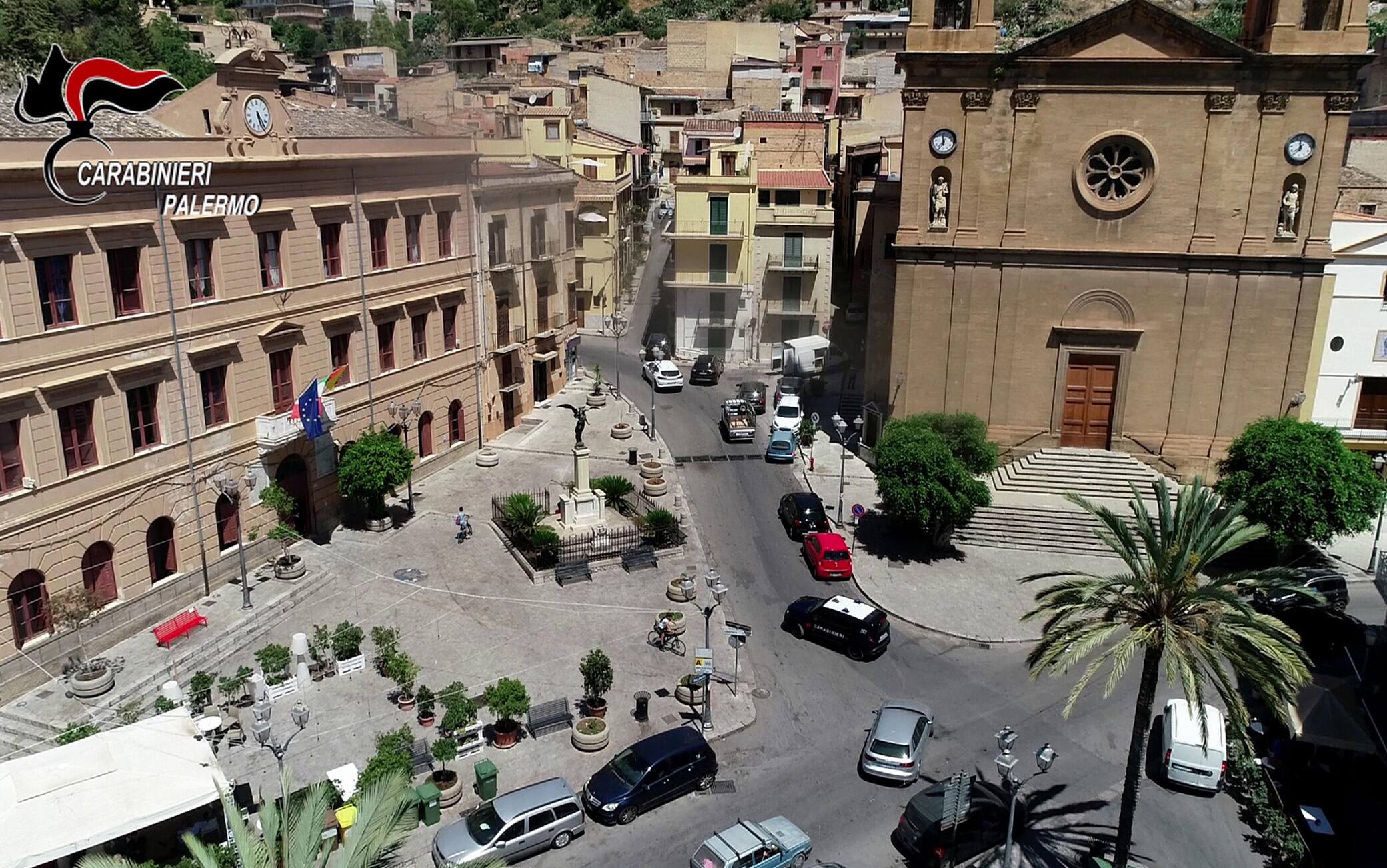 Un fermo immagine tratto da un video dei carabinieri mostra un momento dell'operazione "Fenice" a Palermo durante la quale è stata disarticolata l'intera famiglia mafiosa di Misilmeri, 24 ottobre 2022. ANSA/ UFFICIO STAMPA ++HO - NO SALES EDITORIAL USE ONLY++