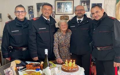 Favignana, zia Rosina festeggia i 101 anni insieme ai carabinieri