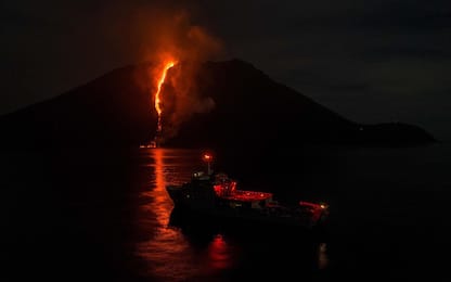 Stromboli, prosegue l'eruzione del vulcano: scuole chiuse anche domani