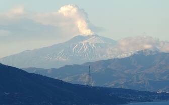 Etna Un'immagine dell'Etna vista da Palmi (Reggio Calabria), 28 dicembre 2018. ANSA/DOMENICO SURACE