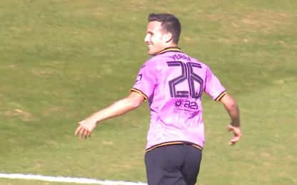 Incredibile gol del Palermo, Valerio Verre segna da centrocampo. VIDEO