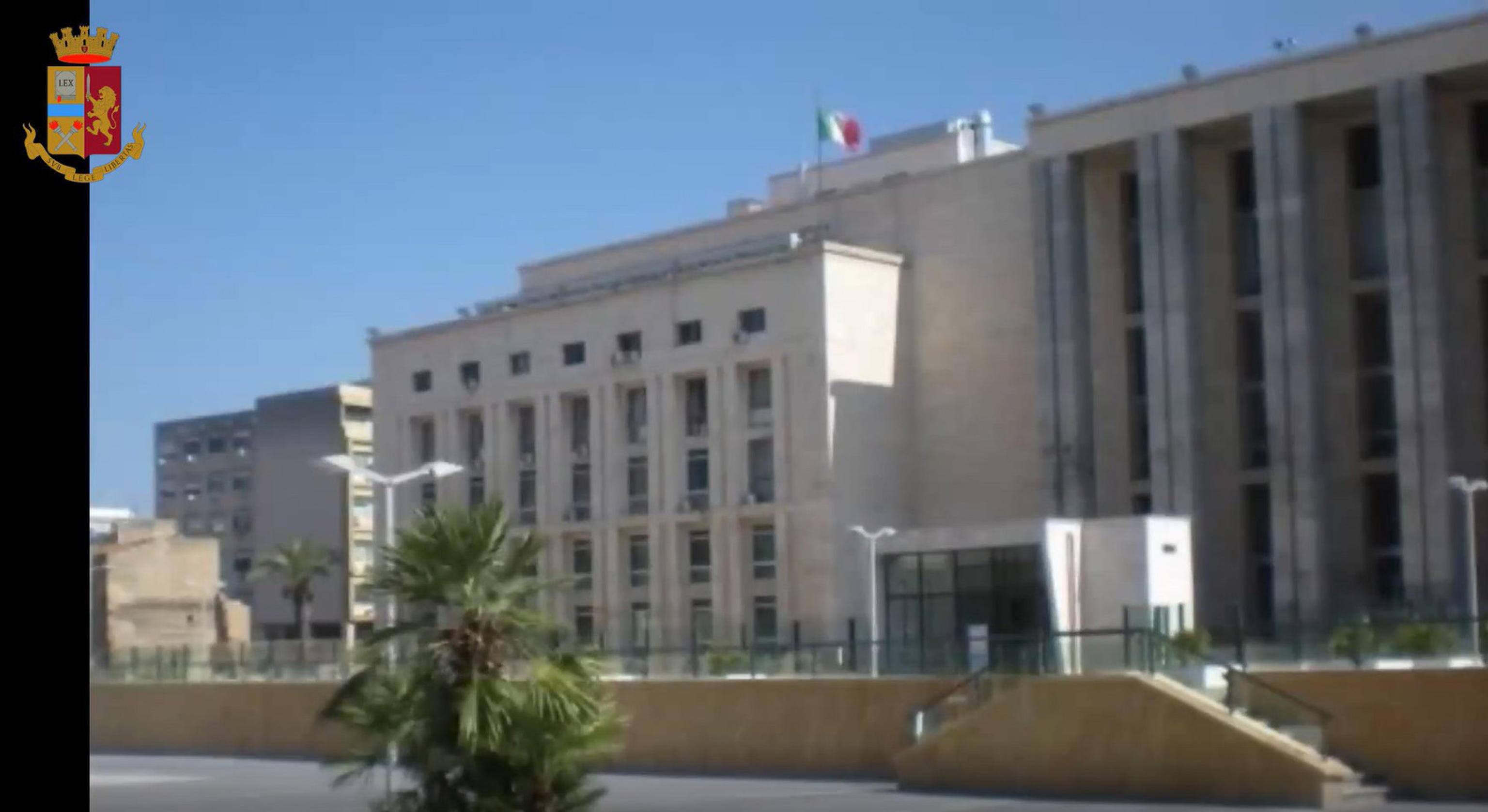 Un fermo immagine del video dell'operazione di polizia (FERMO IMMAGINE) Oltre cento agenti della Polizia hanno eseguito 21 misure cautelari degli arresti domiciliari nei confronti di funzionari e dipendenti della Motorizzazione Civile di Palermo e di responsabili di agenzie di disbrigo pratiche automobilistiche del capoluogo. Dietro al blitz ci sarebbe un giro di mazzette incassate dai pubblici ufficiali che, in cambio di soldi, avrebbero chiuso un occhio sulla regolarità di centinaia di pratiche automobilistiche. Ben 187 i capi di imputazione e 42 gli indagati. L'inchiesta è stata coordinata dal procuratore di Palermo Maurizio de Lucia.
ANSA/ POLIZIA ANSA PROVIDES ACCESS TO THIS HANDOUT PHOTO TO BE USED SOLELY TO ILLUSTRATE NEWS REPORTING OR COMMENTARY ON THE FACTS OR EVENTS DEPICTED IN THIS IMAGE; NO ARCHIVING; NO LICENSING NPK