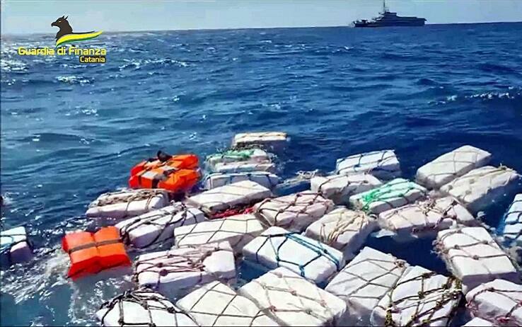La cocaina recuperata al largo delle coste della Sicilia