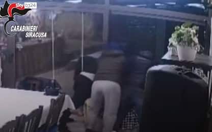 Siracusa, rapina in villa: proprietari sequestrati e minacciati. VIDEO