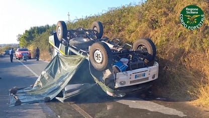 Incidente nel Ragusano, autobotte si ribalta: morta operaia Forestale