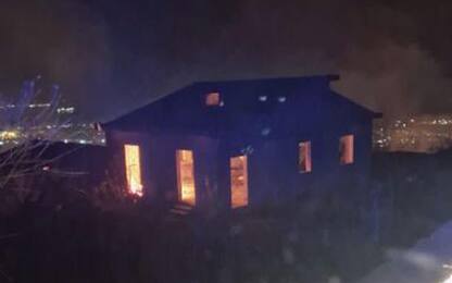 Incendi nel Palermitano, fiamme circondano case: residenti sui tetti