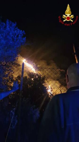 Molta paura la scorsa notte a Palermo per incendi divampati nella zona di Brancaccio, tra le vie Fichidindia e San Criro, che hanno costretto diversi residenti a uscire per strada, mentre qualcuno è fuggito sui tetti. Come successo lo scorso luglio anche stavolta il fuoco ha minacciato le abitazioni del capoluogo. Due mesi fa interessò una chiesa e le case di Borgo Nuovo. Per i vigili del fuoco è stata una lunga notte di lavoro. Dalle 20 di ieri fino alle prime luci di oggi sono stati più di 40 interventi per incendi di vegetazione e sterpaglie che hanno interessato il territorio provinciale. Tutti gli uomini e mezzi del corpo del comando provinciale sono stati impegnati per fronteggiare l'emergenza dettata dalle elevate temperature, dai venti di scirocco. È stato inoltre richiesto il supporto di una squadra aggiuntiva proveniente dal distaccamento di Piazza Armerina (Enna). Nella prima serata di ieri quattro squadre sono state impegnate tra via Fichidindia e San Ciro per un incendio di sterpaglie e agrumeto vicine a delle abitazioni: ci sono volute diverse ore prima di riportare la situazione alla normalità. Tanti residenti sono usciti per strada e qualcuno è fuggito sui tetti. Al momento sono in corso interventi ad Altofonte, Gratteri, Gibilrossa, Misilmeri, Piana degli Albanesi, Torretta e Prizzi. Dalle prime luci sono presenti in volo anche tre Canadair sulle località di Gratteri, Gibilrossa e Santa Cristina.
ANSA/VIGILI DEL FUOCO ANSA PROVIDES ACCESS TO THIS HANDOUT PHOTO TO BE USED SOLELY TO ILLUSTRATE NEWS REPORTING OR COMMENTARY ON THE FACTS OR EVENTS DEPICTED IN THIS IMAGE; NO ARCHIVING; NO LICENSING NPK