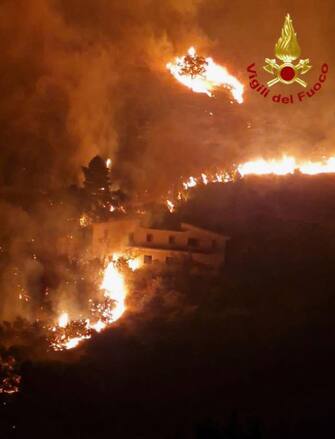Molta paura la scorsa notte a Palermo per incendi divampati nella zona di Brancaccio, tra le vie Fichidindia e San Criro, che hanno costretto diversi residenti a uscire per strada, mentre qualcuno è fuggito sui tetti. Come successo lo scorso luglio anche stavolta il fuoco ha minacciato le abitazioni del capoluogo. Due mesi fa interessò una chiesa e le case di Borgo Nuovo. Per i vigili del fuoco è stata una lunga notte di lavoro. Dalle 20 di ieri fino alle prime luci di oggi sono stati più di 40 interventi per incendi di vegetazione e sterpaglie che hanno interessato il territorio provinciale. Tutti gli uomini e mezzi del corpo del comando provinciale sono stati impegnati per fronteggiare l'emergenza dettata dalle elevate temperature, dai venti di scirocco. È stato inoltre richiesto il supporto di una squadra aggiuntiva proveniente dal distaccamento di Piazza Armerina (Enna). Nella prima serata di ieri quattro squadre sono state impegnate tra via Fichidindia e San Ciro per un incendio di sterpaglie e agrumeto vicine a delle abitazioni: ci sono volute diverse ore prima di riportare la situazione alla normalità. Tanti residenti sono usciti per strada e qualcuno è fuggito sui tetti. Al momento sono in corso interventi ad Altofonte, Gratteri, Gibilrossa, Misilmeri, Piana degli Albanesi, Torretta e Prizzi. Dalle prime luci sono presenti in volo anche tre Canadair sulle località di Gratteri, Gibilrossa e Santa Cristina.
ANSA/VIGILI DEL FUOCO ANSA PROVIDES ACCESS TO THIS HANDOUT PHOTO TO BE USED SOLELY TO ILLUSTRATE NEWS REPORTING OR COMMENTARY ON THE FACTS OR EVENTS DEPICTED IN THIS IMAGE; NO ARCHIVING; NO LICENSING NPK