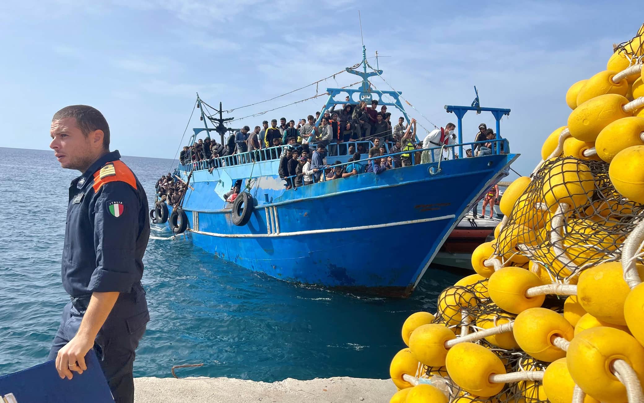Le operazioni di attracco di un peschereccio con migranti - dovrebbero essere da 350 a 400 persone - a Lampedusa, 01 novembre 2023. L’imbarcazione è stata scortata dalle motovedette di Capitaneria e Guardia di Finanza al porto commerciale dell’isola. Sono in corso le operazioni per fare scendere i migranti per poi accompagnarli all’interno del centro di accoglienza. 
ANSA/ ELIO DESIDERIO