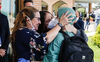 Silvia Romano, Conte: "Coesi ce la facciamo. Salvini": "Nulla gratis"