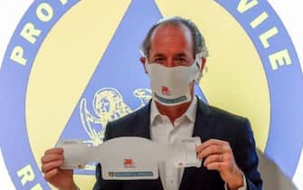 Il presidente della Regione, Luca Zaia, mostra  e indossa una mascherina di protezione individuale alla conferenza stampa a Venezia, 18 marzo 2020. ANSA/Regione Veneto EDITORIAL USE ONLY NO SALES