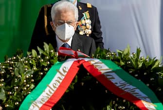 A handout picture made available by Italy's Quirinale Press Office shows Italian President Sergio Mattarella lays a wreath of flowers at the 'Altare della Patria' monument (Altar of the Fatherland) during the celebrations of the Italian Republic Day in Rome, Italy, 02 June 2020.
ANSA/QUIRINALE PRESS OFFICE/GIANDOTTI
+++ ANSA PROVIDES ACCESS TO THIS HANDOUT PHOTO TO BE USED SOLELY TO ILLUSTRATE NEWS REPORTING OR COMMENTARY ON THE FACTS OR EVENTS DEPICTED IN THIS IMAGE; NO ARCHIVING; NO LICENSING +++