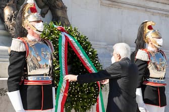 A handout picture made available by Italy's Quirinale Press Office shows Italian President Sergio Mattarella lays a wreath of flowers at the 'Altare della Patria' monument (Altar of the Fatherland) during the celebrations of the Italian Republic Day in Rome, Italy, 02 June 2020.
ANSA/QUIRINALE PRESS OFFICE/FRANCESCO AMMENDOLA
+++ ANSA PROVIDES ACCESS TO THIS HANDOUT PHOTO TO BE USED SOLELY TO ILLUSTRATE NEWS REPORTING OR COMMENTARY ON THE FACTS OR EVENTS DEPICTED IN THIS IMAGE; NO ARCHIVING; NO LICENSING +++