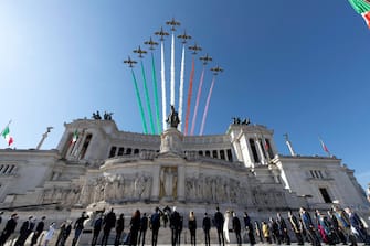 A handout picture made available by Italy's Quirinale Press Office shows Italian President Sergio Mattarella lays a wreath of flowers at the 'Altare della Patria' monument (Altar of the Fatherland) during the celebrations of the Italian Republic Day in Rome, Italy, 02 June 2020.
ANSA/QUIRINALE PRESS OFFICE/GIANDOTTI
+++ ANSA PROVIDES ACCESS TO THIS HANDOUT PHOTO TO BE USED SOLELY TO ILLUSTRATE NEWS REPORTING OR COMMENTARY ON THE FACTS OR EVENTS DEPICTED IN THIS IMAGE; NO ARCHIVING; NO LICENSING +++