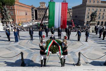 2 giugno, Mattarella depone corona di alloro all’Altare della Patria