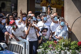 People wait for Italian President Sergio Mattarella in Codogno, the first Italian case of Coronavirus Covid-19 was discovered on the night between 20 and 21 February last, on the occasion of the celebrations of the Italian Republic Day, 02 June 2020.
ANSA/MATTEO CORNER