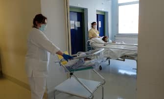 Neonati  nelle culle, ostreticia degli Spedali Civili di Brescia, durante il coronavirus  24 aprile 2020. Ansa Filippo Venezia