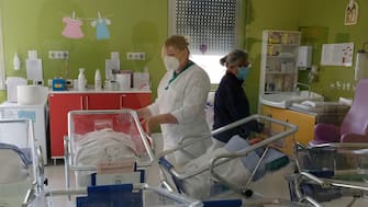 Neonati  nelle culle, ostreticia degli Spedali Civili di Brescia, durante il coronavirus  24 aprile 2020. Ansa Filippo Venezia