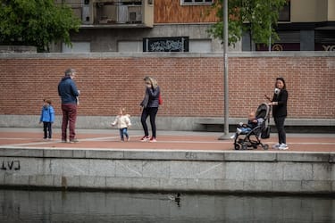 Genitori e figli bambini a passeggio sulla Darsena durante il lockdown per l emergenza epidemia coronavirus Covid-19, Milano, 26 aprile 2020. Ansa/Matteo Corner